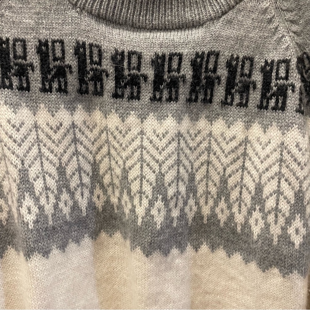 Men's Crewneck Fair Isle Sweater in White and Light Gray - Picture 3 of 7